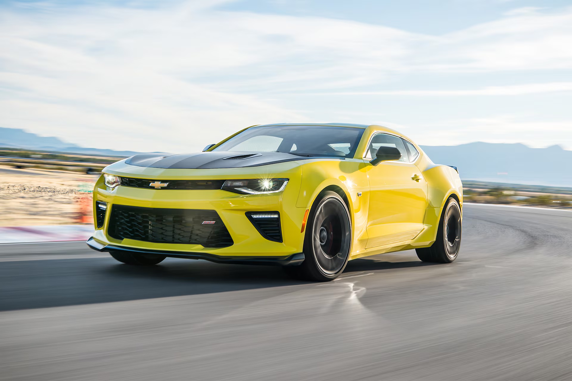 2017-Chevrolet-Camaro-SS-1LE-front-three-quarter-in-motion-02.jpg