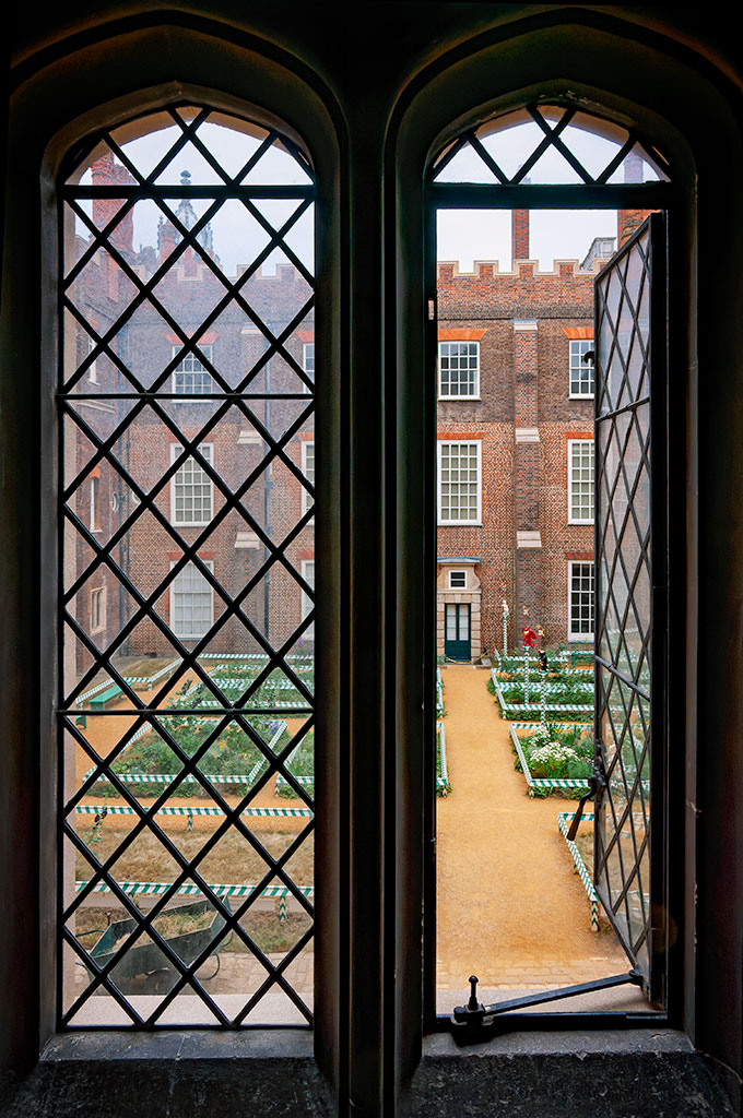 _IGP3015_Hampton_Court_Palace.jpg