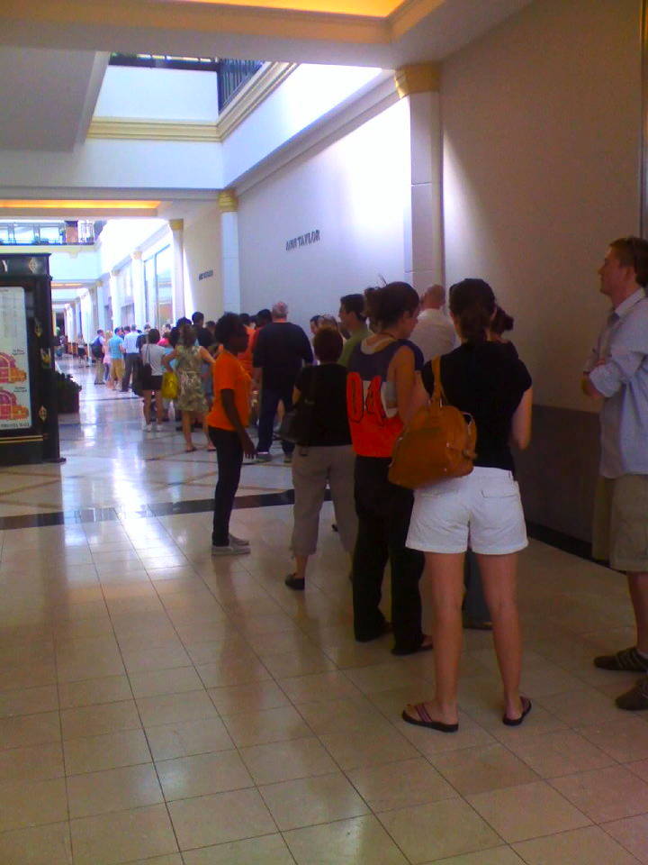apple-iphone-lines-at-kop.jpg