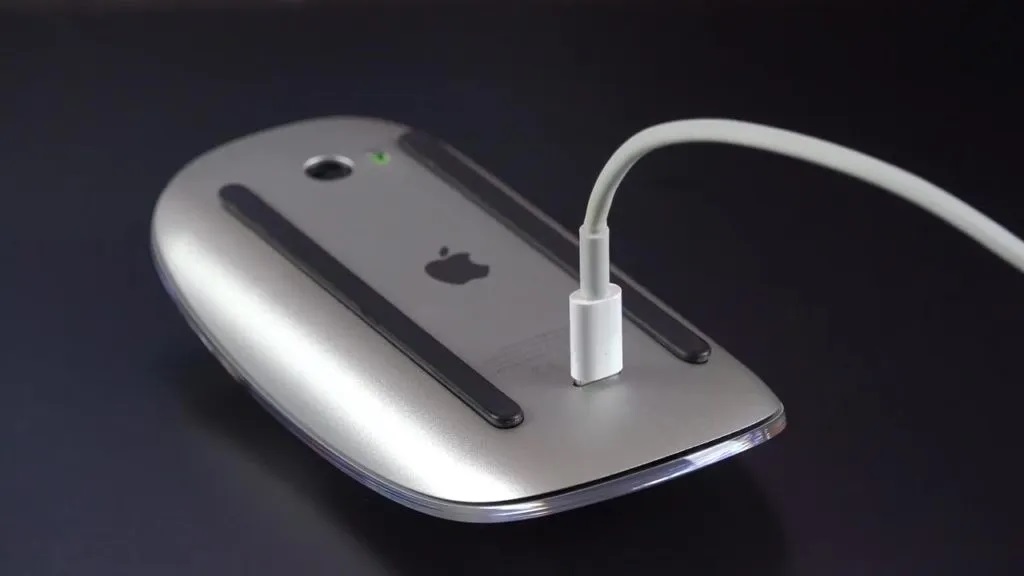 Apple-Magic-Mouse-Charging_1.jpg