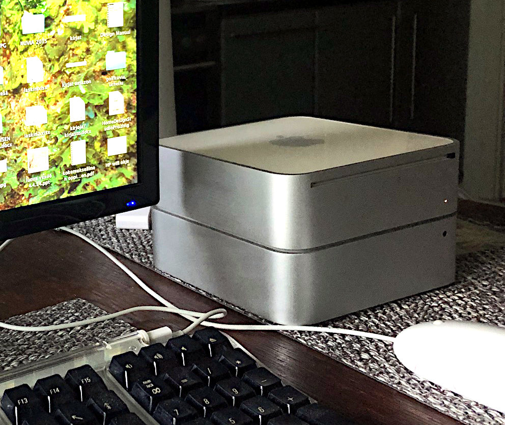 Mac Mini 2007 and Mini Server 2009.jpg