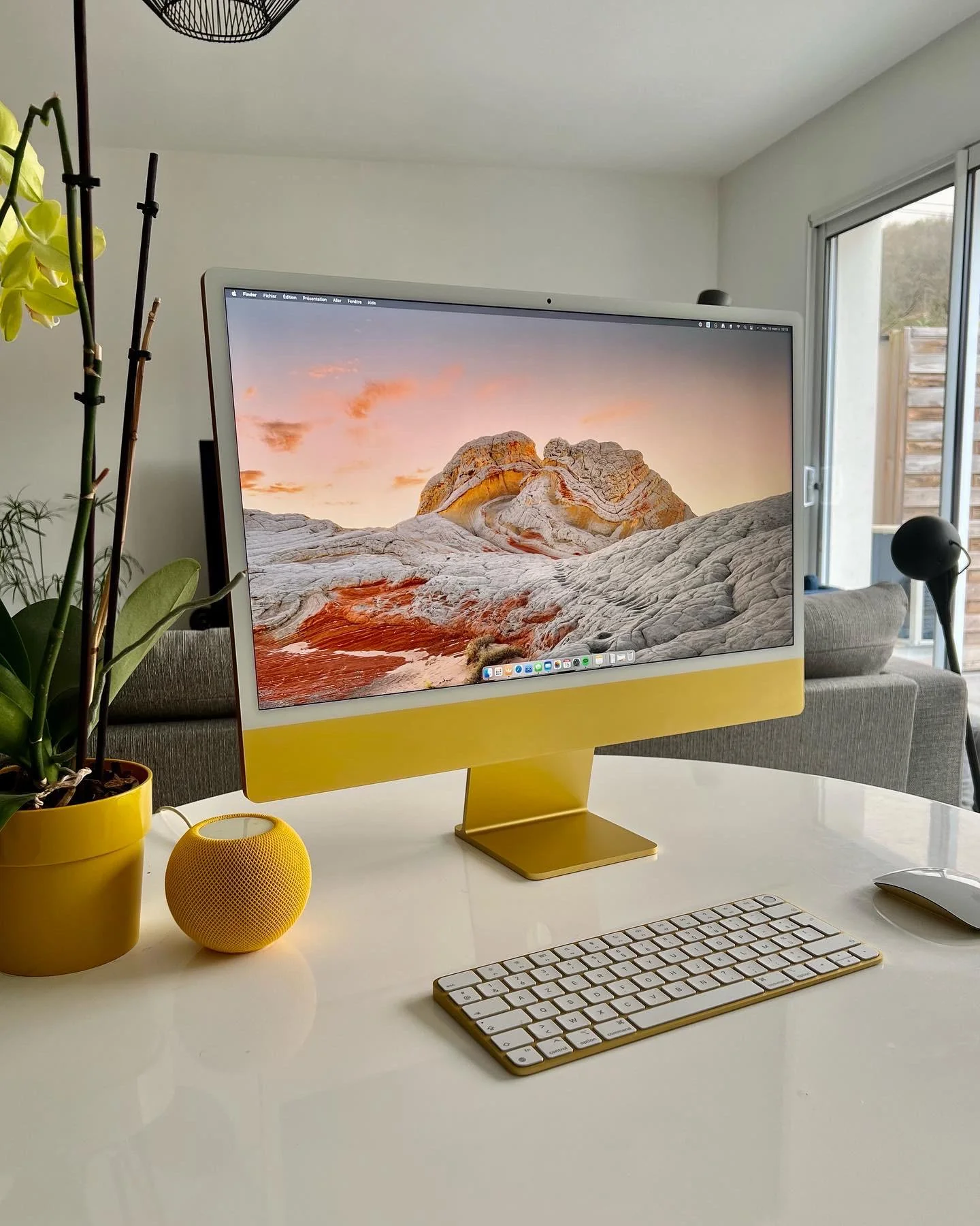 my-extra-desk-in-the-living-room-imac-m1-v0-u4auer2z7vs81.jpg.png