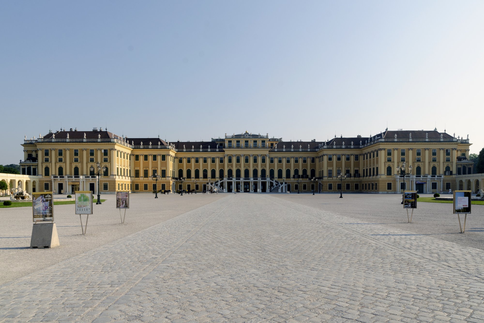 Schonbrunn Palace 2500px.jpg