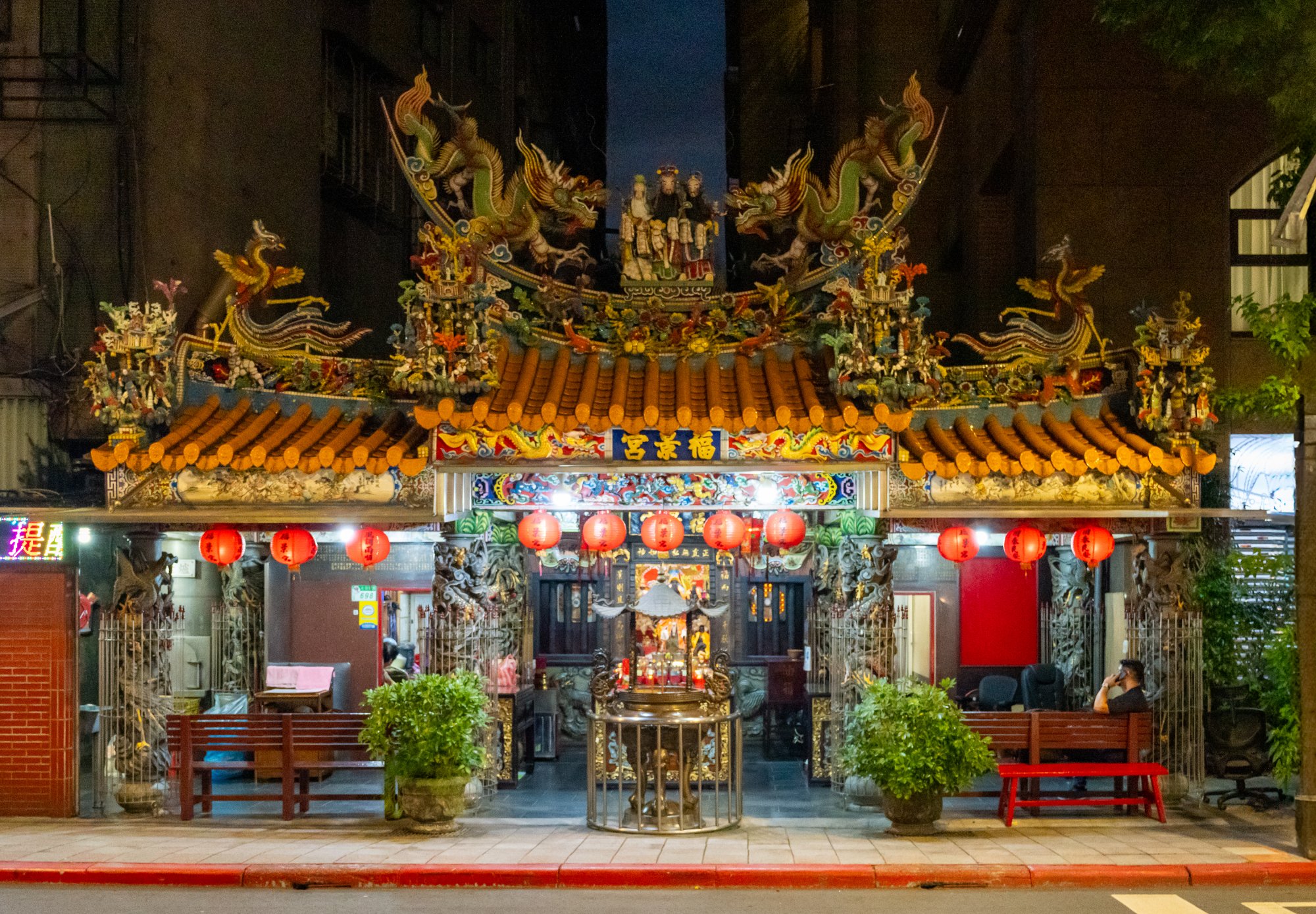 Taipei Fujing Temple.jpg