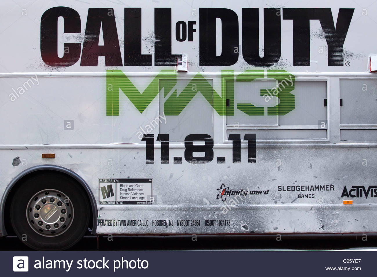 a-bus-advertising-call-of-duty-mw3-in-nyc-C95YE7.jpg