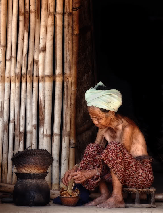 Loas_Old_Woman.jpg