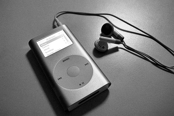 IPod_Mini_with_headphones.jpg