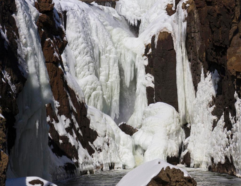 frozenfalls3810c.jpg