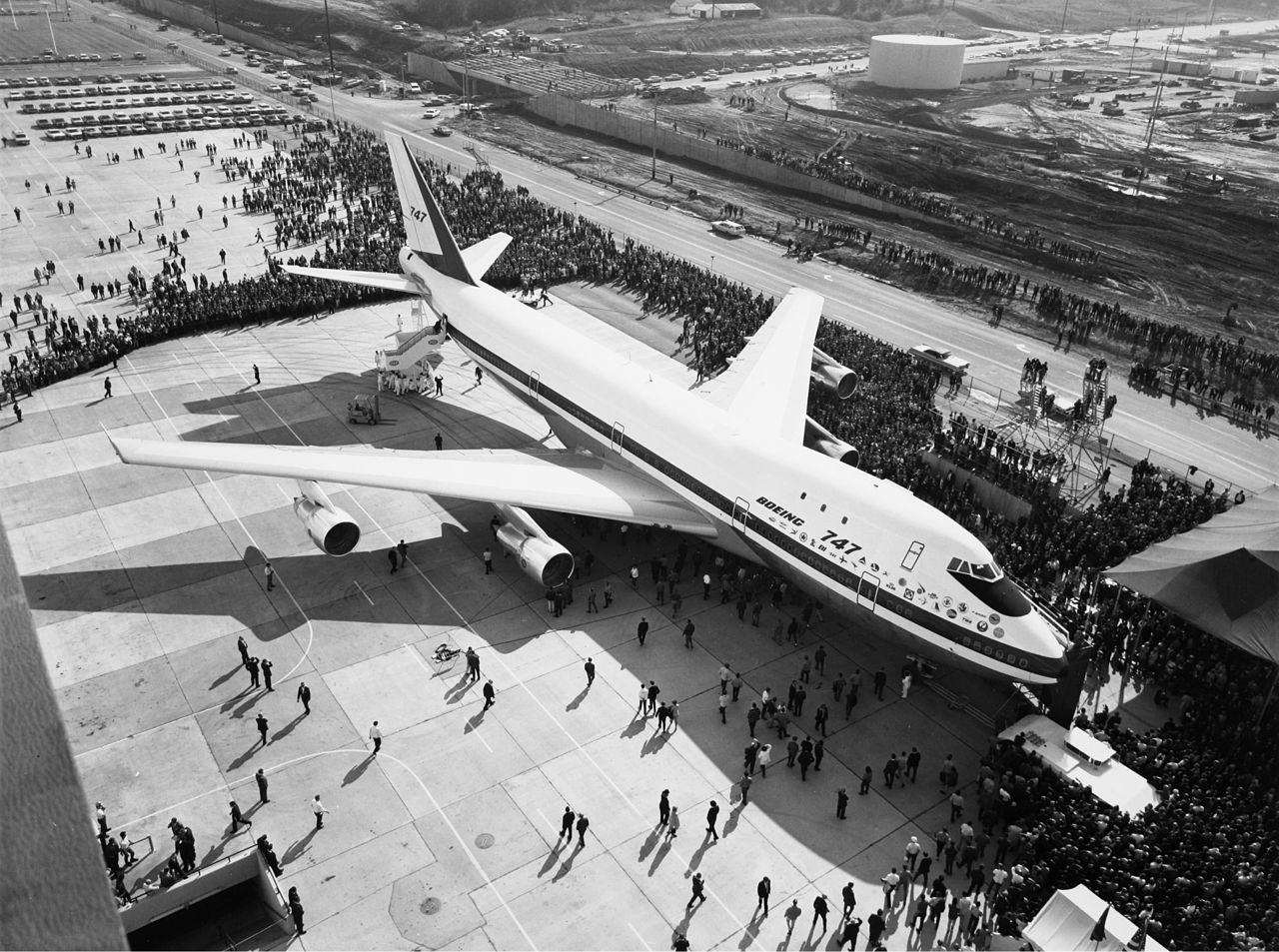 1280px-Boeing_747_rollout_%283%29.jpg