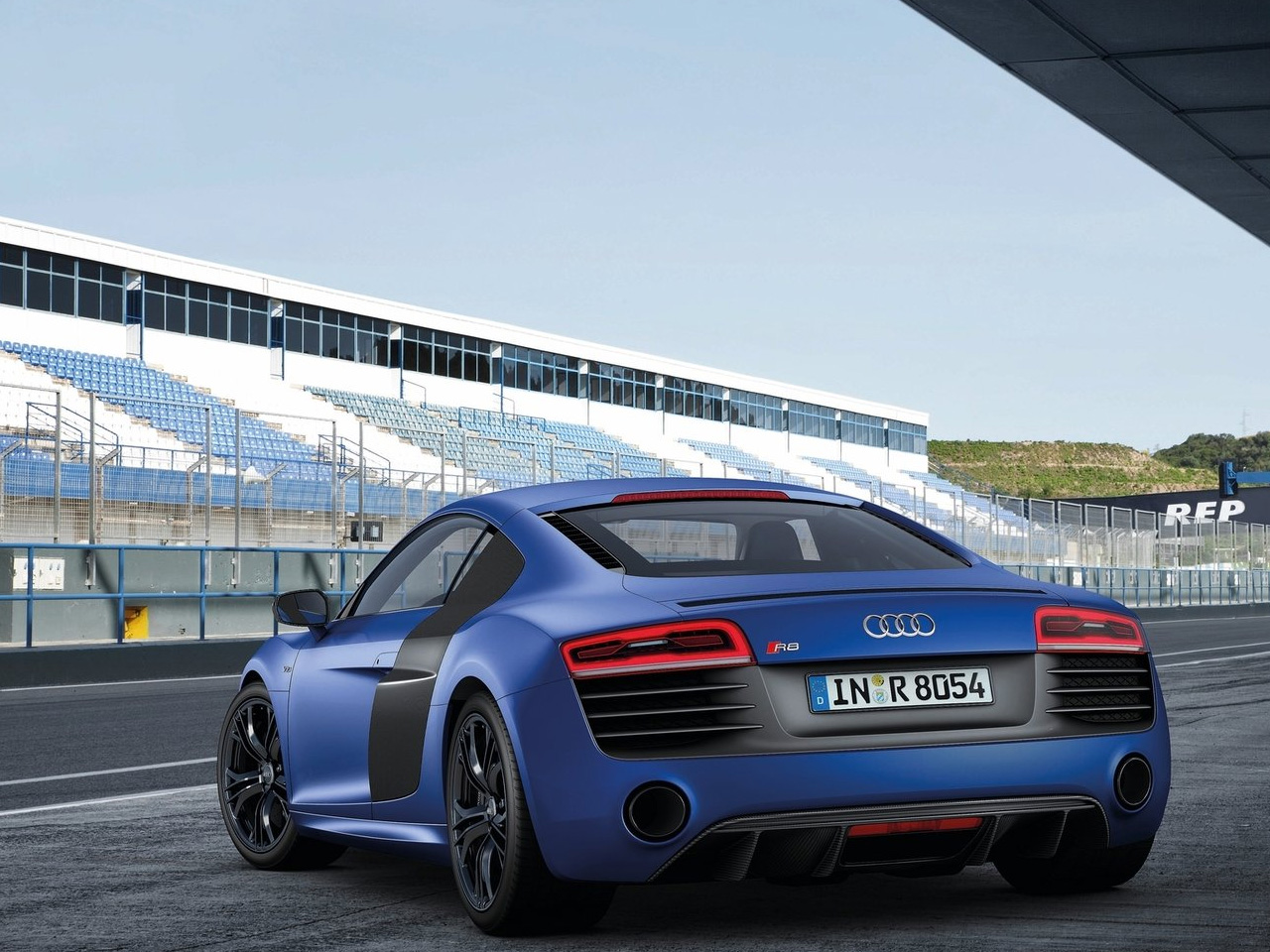 2013-Audi-R8-V10-Plus-Pictures.jpg