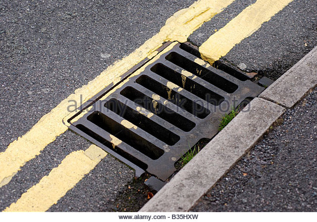 drain-cover-and-double-yellow-lines-uk-b35hxw.jpg