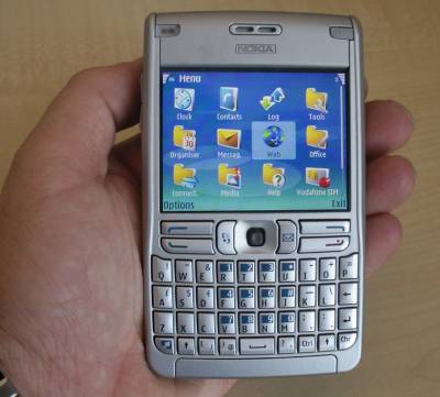 nokia_e61hand.jpg