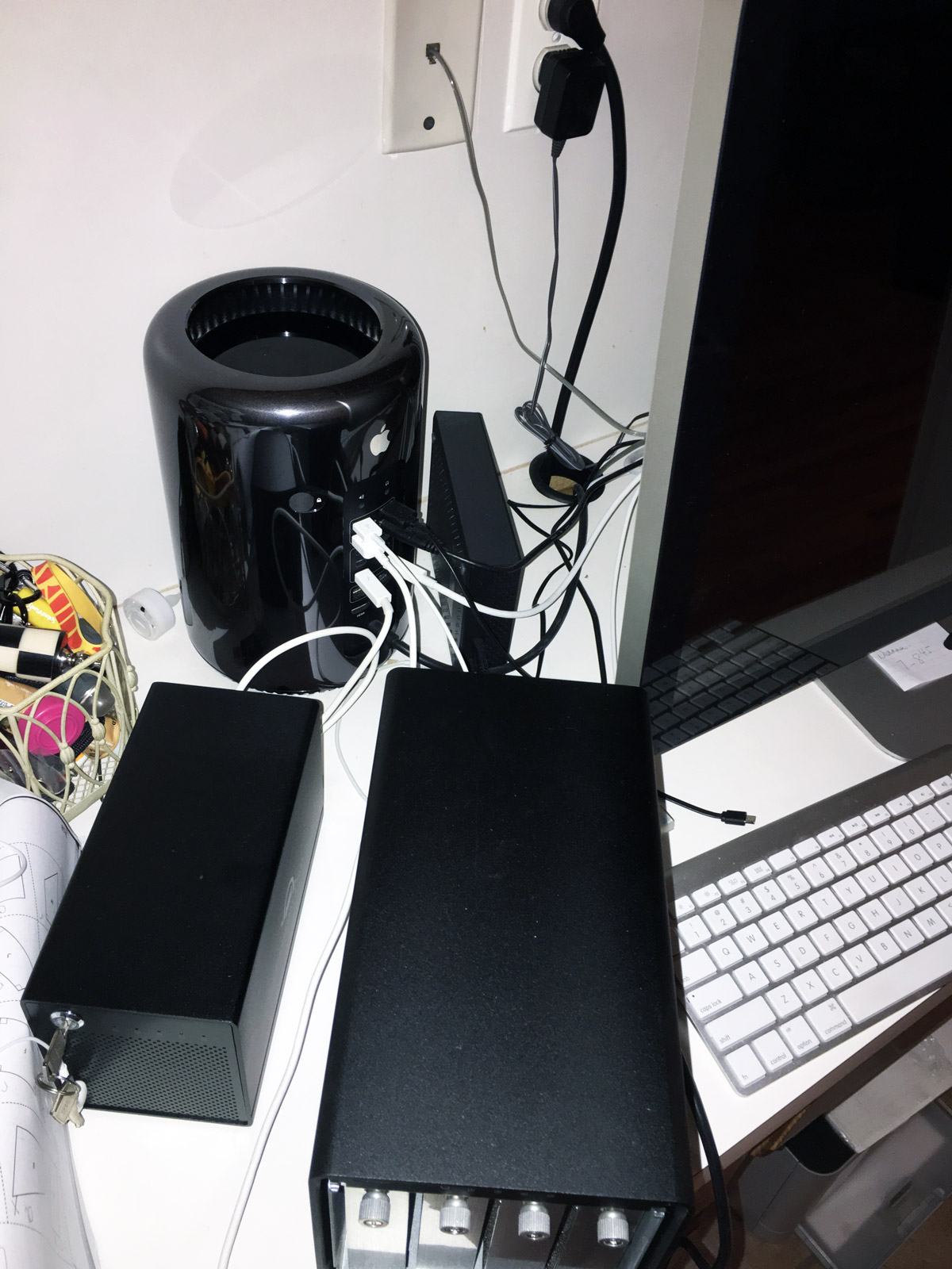 mac_pro_on_desk.jpg