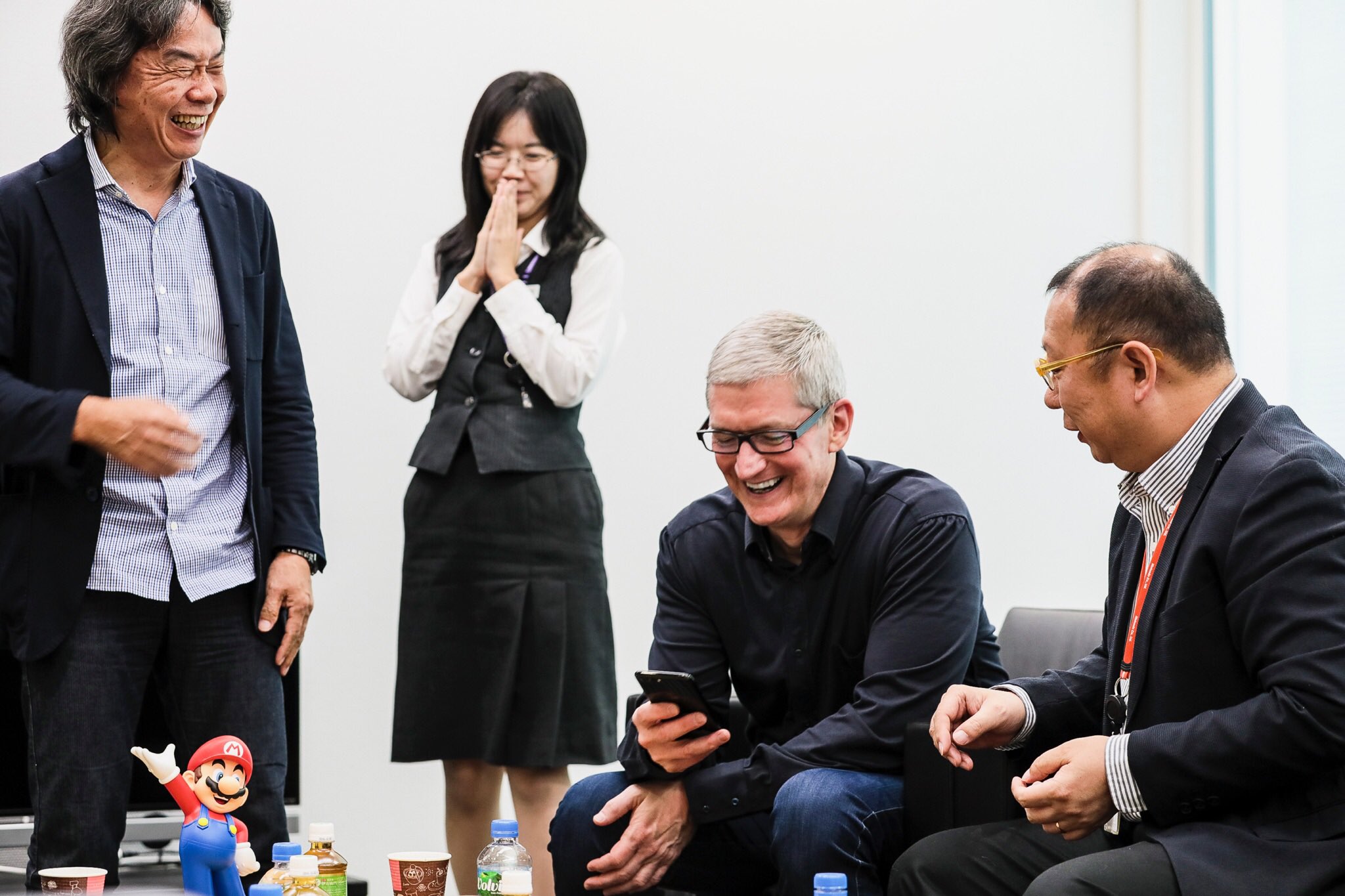 Tim-Cook-Shigeru-Miyamoto.jpeg