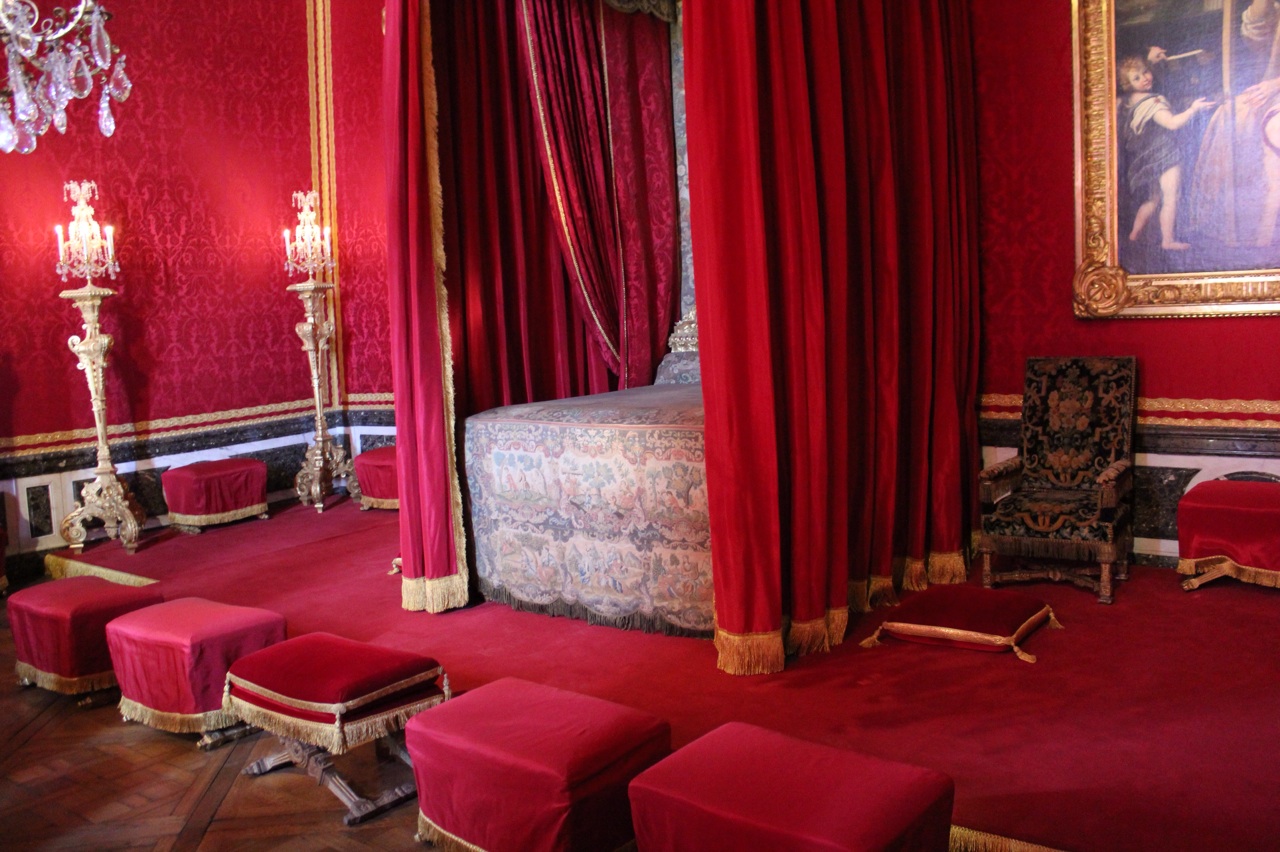 1.1397341262.king-louie-iv-bedroom.jpg