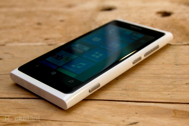 white-nokia-lumia-800-phones4u-5.jpg