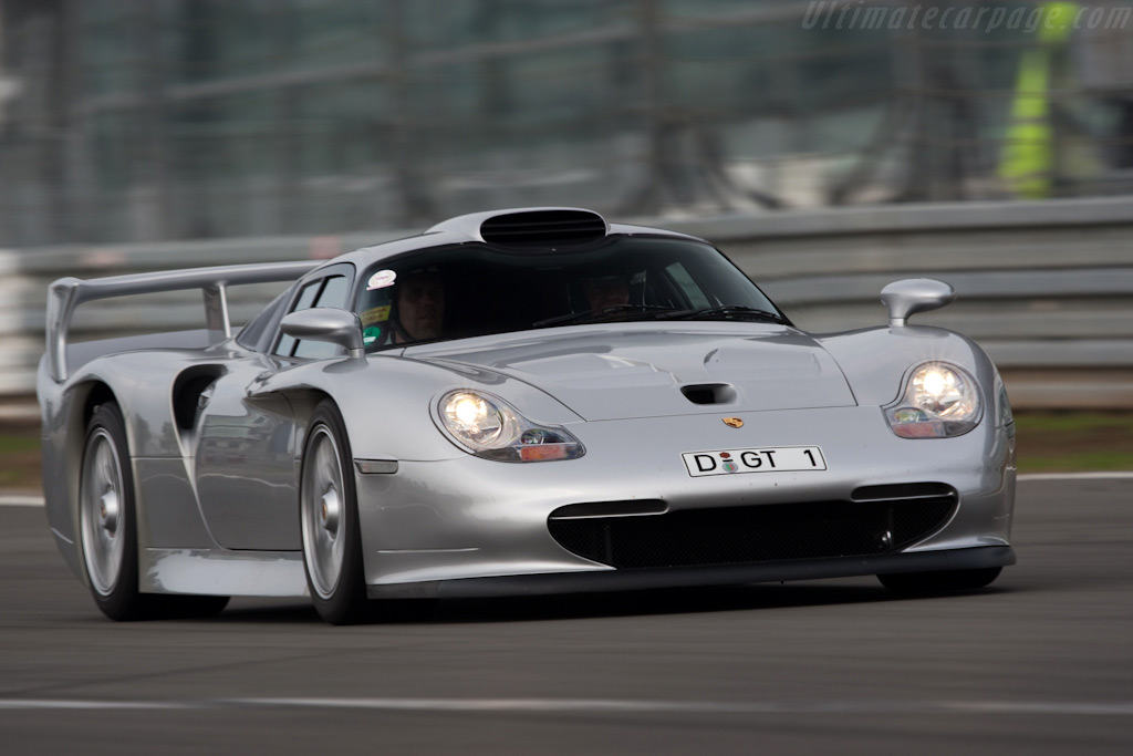 Porsche-996-GT1-EVO-Strassenversion_1.jpg