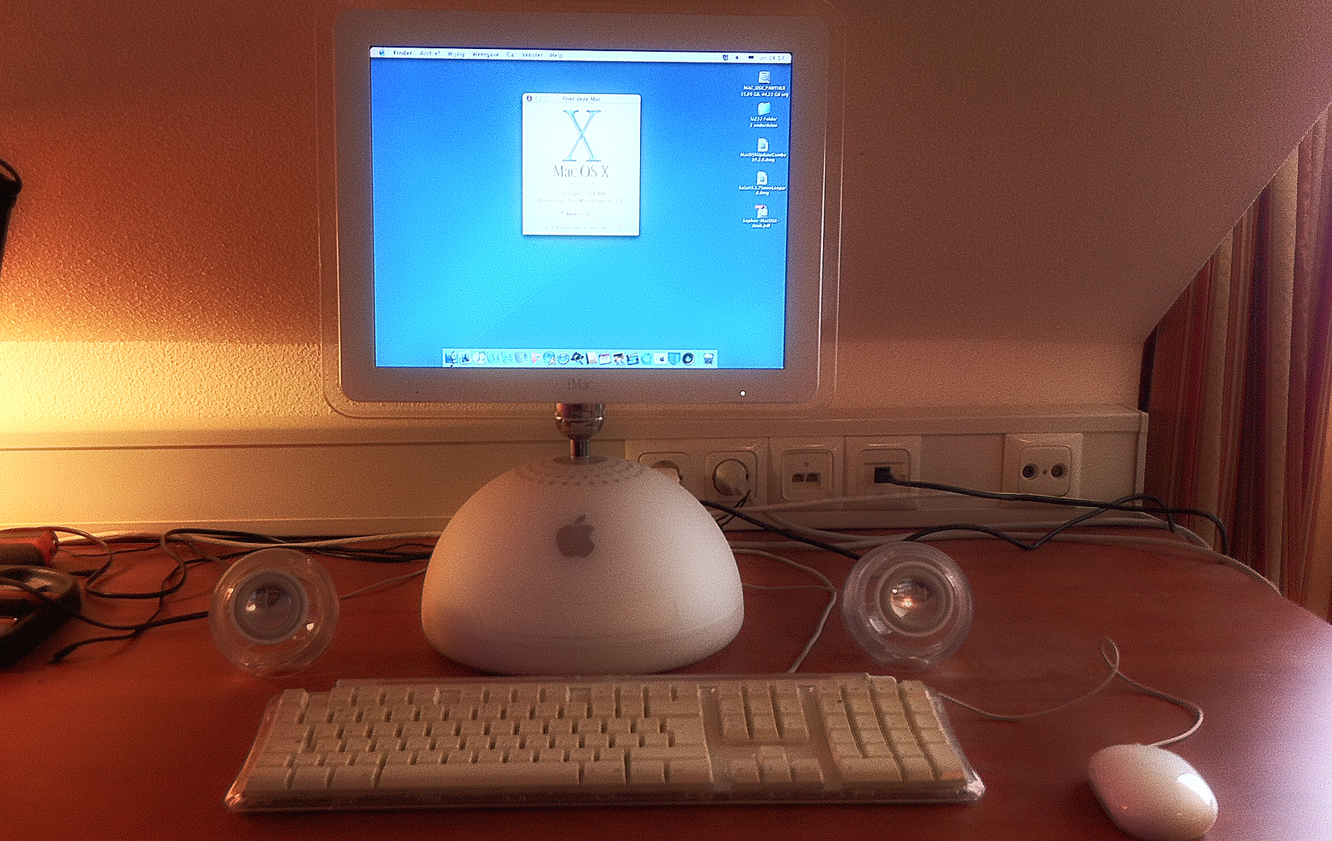 Apple_iMAC-G4_1999.jpg