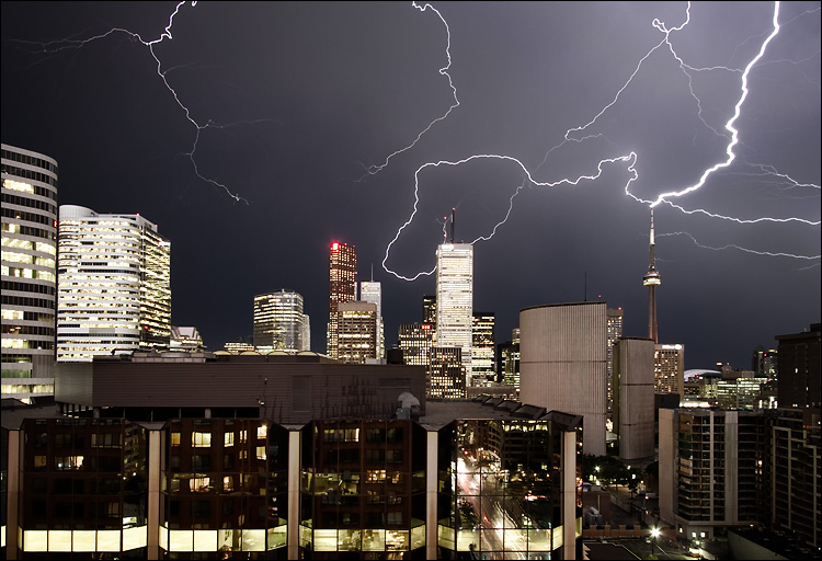 lightning_storm_cn_tower_03.jpg