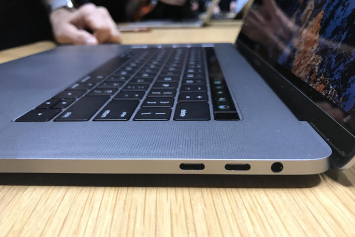 macbook_pro_2016_handson_headphone_jack-100690121-large.jpg