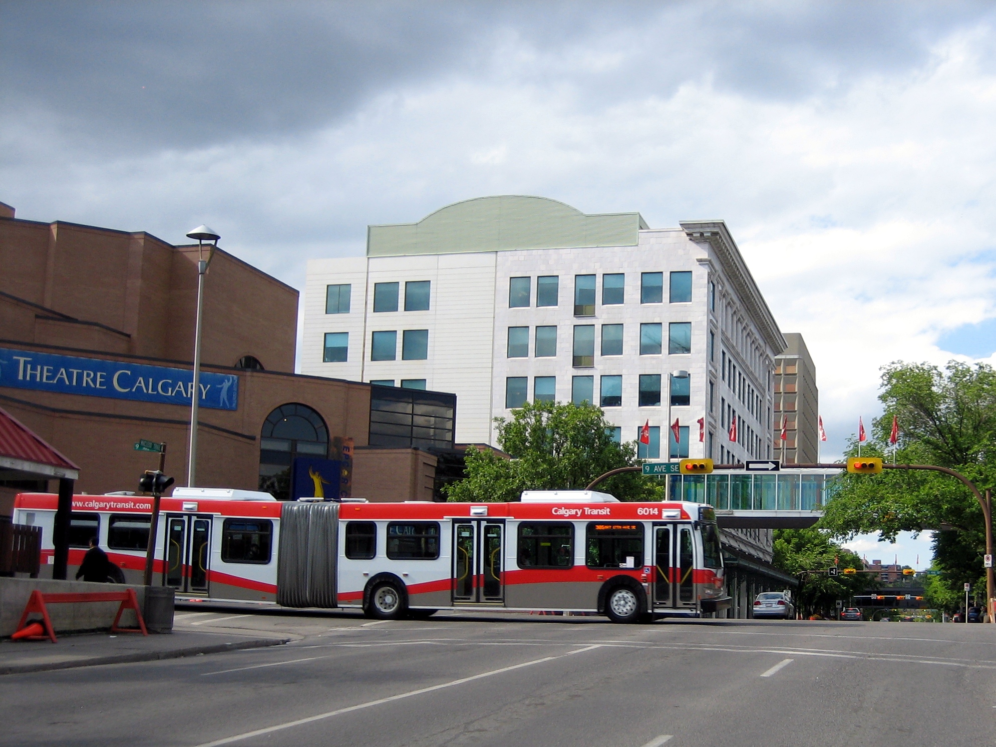 Calgary_Transit_Articulated_Bus.jpg