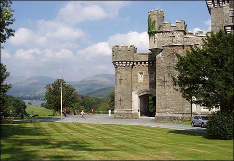 wray_castle_20060909_premru_001_470x324.jpg