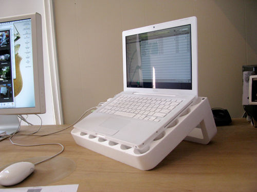 Simple-Laptop-Stand-From-MacBook-Packaging.jpg