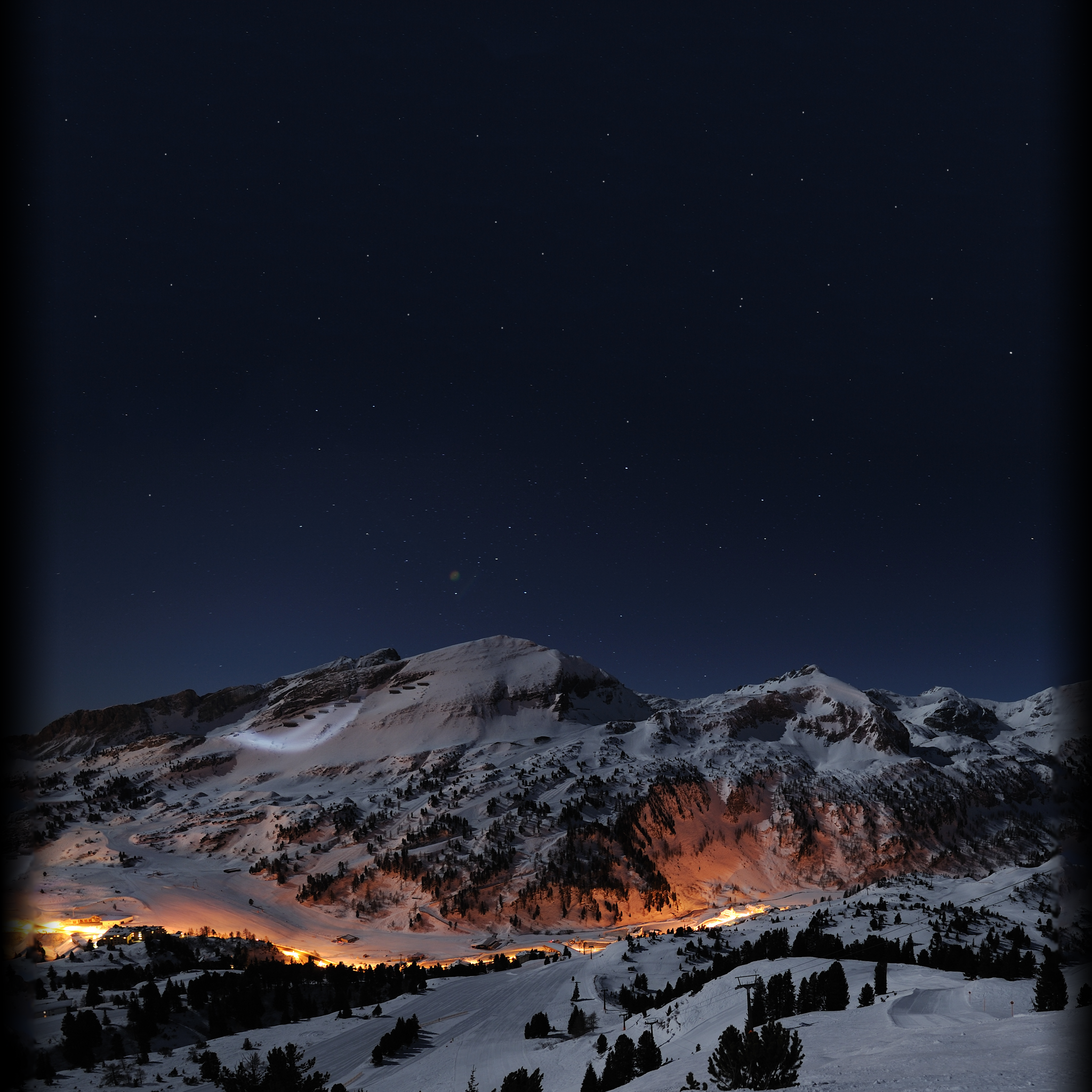 SnowyMountainTown.png
