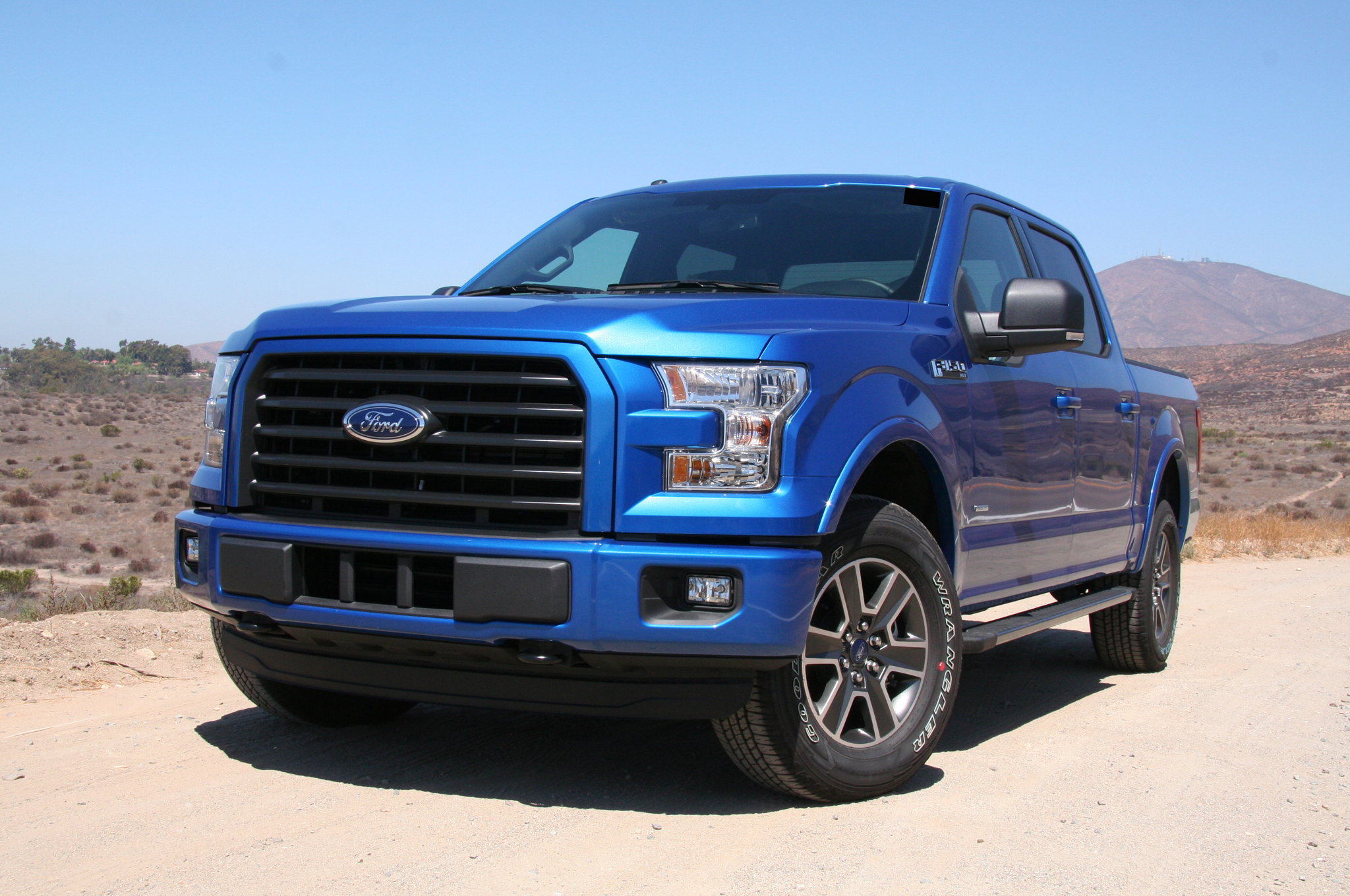 2015-Ford-F-150-XLT-4x4-Front-34-Angle.jpg