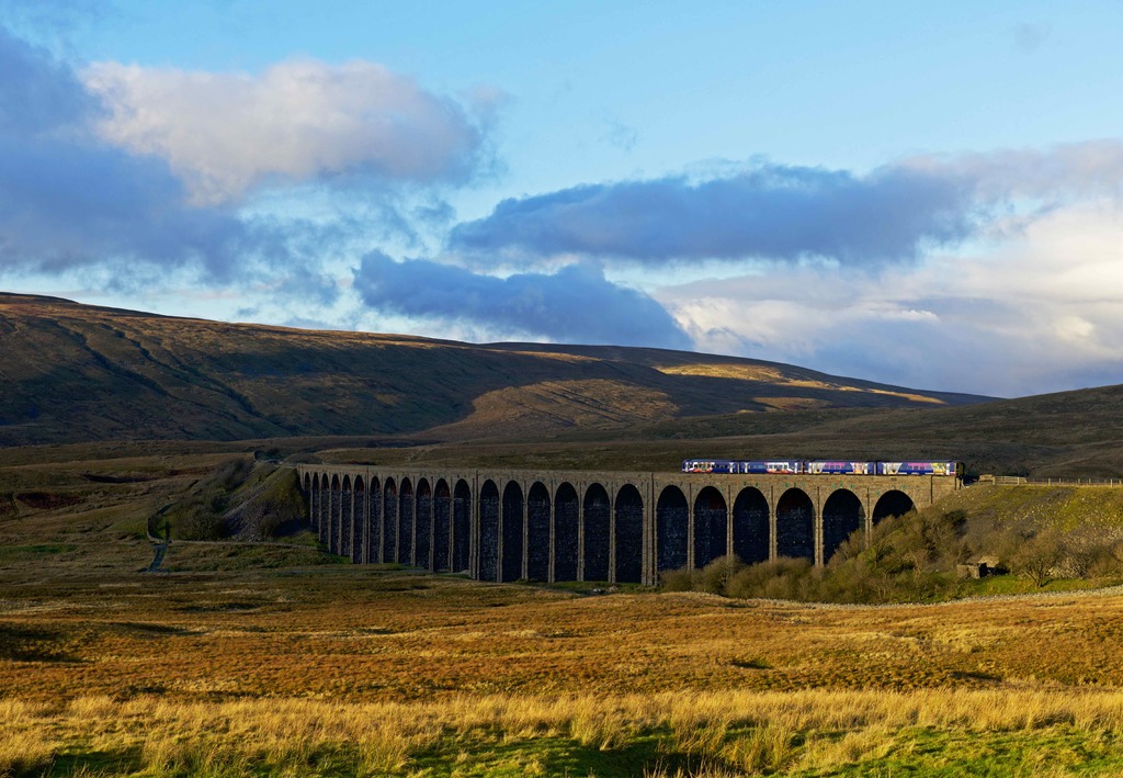 train_ribblehead.jpg