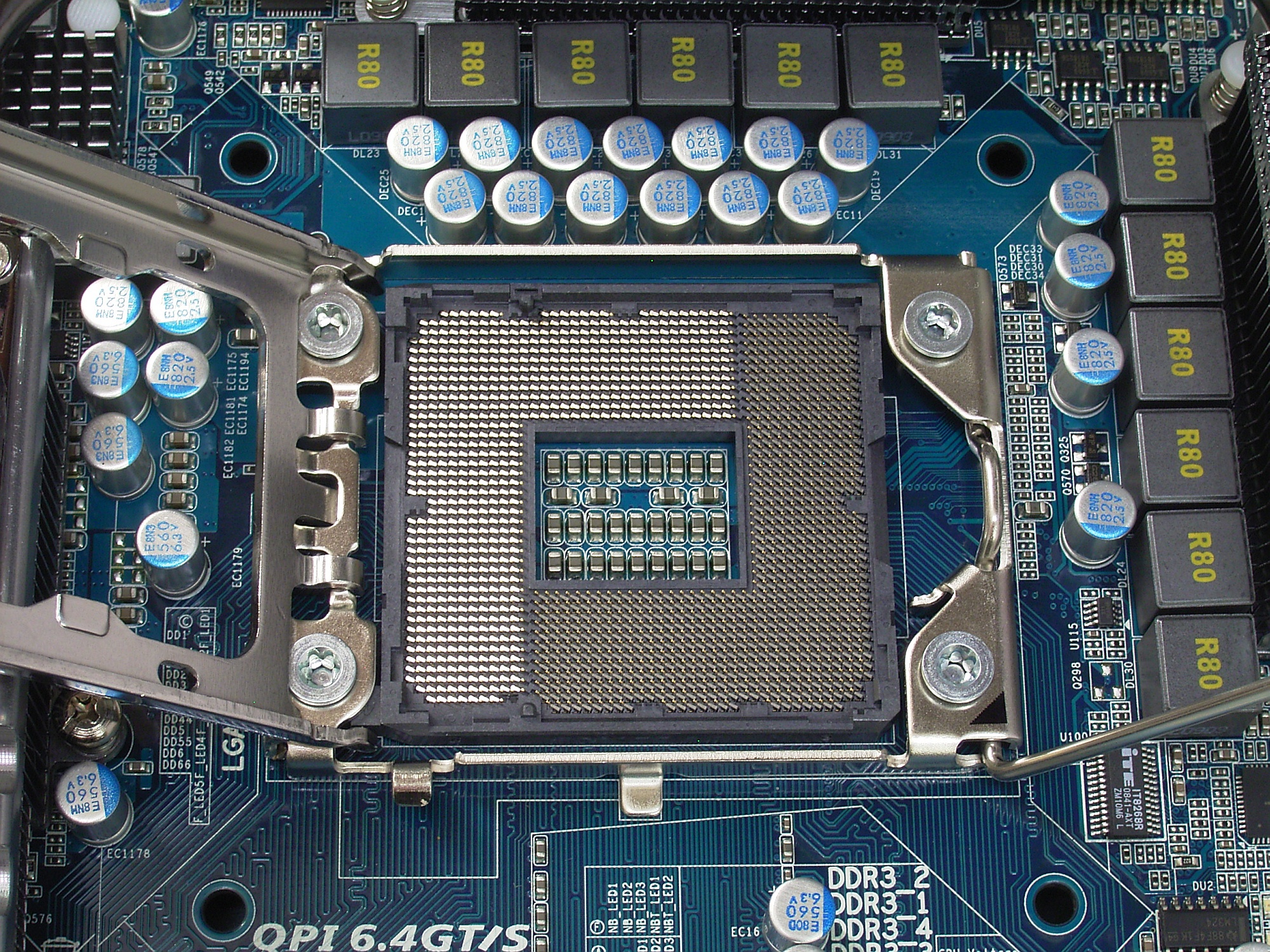 Socket_LGA_1366_open_R7309468_wp.jpg