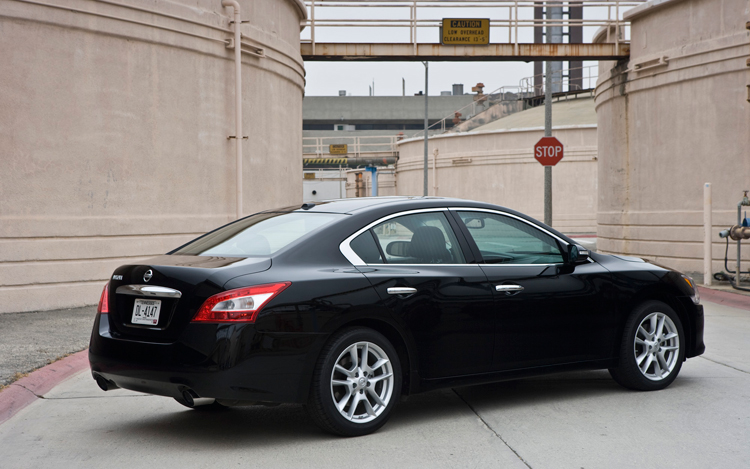 112_0808_01z+2009_nissan_maxima+rear_three_quarters_view.jpg