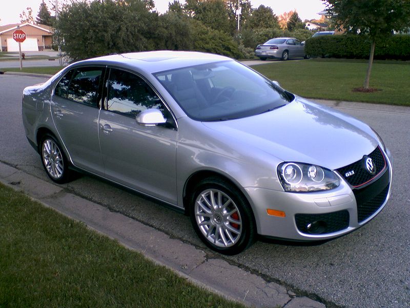 800px-2006_Volkswagen_Jetta_GLI_01.jpg