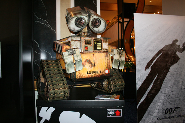 showest_2008_image_-_walle_standee.jpg