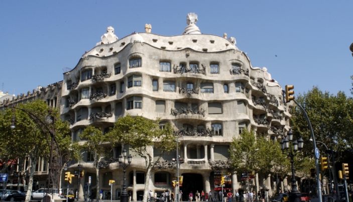 pedrera_gaudi_place-full.jpg