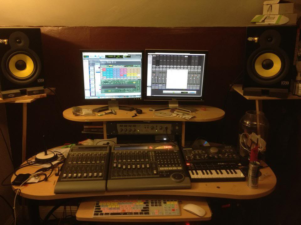 studiodesk.jpg