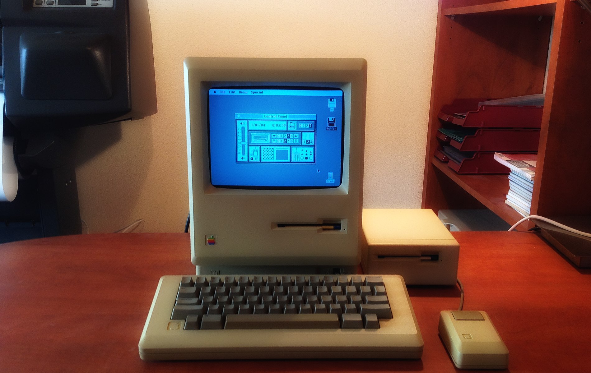 Macintosh%20M-001_1984.jpg