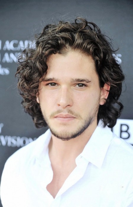 full-kit-harington-1628914156.jpg