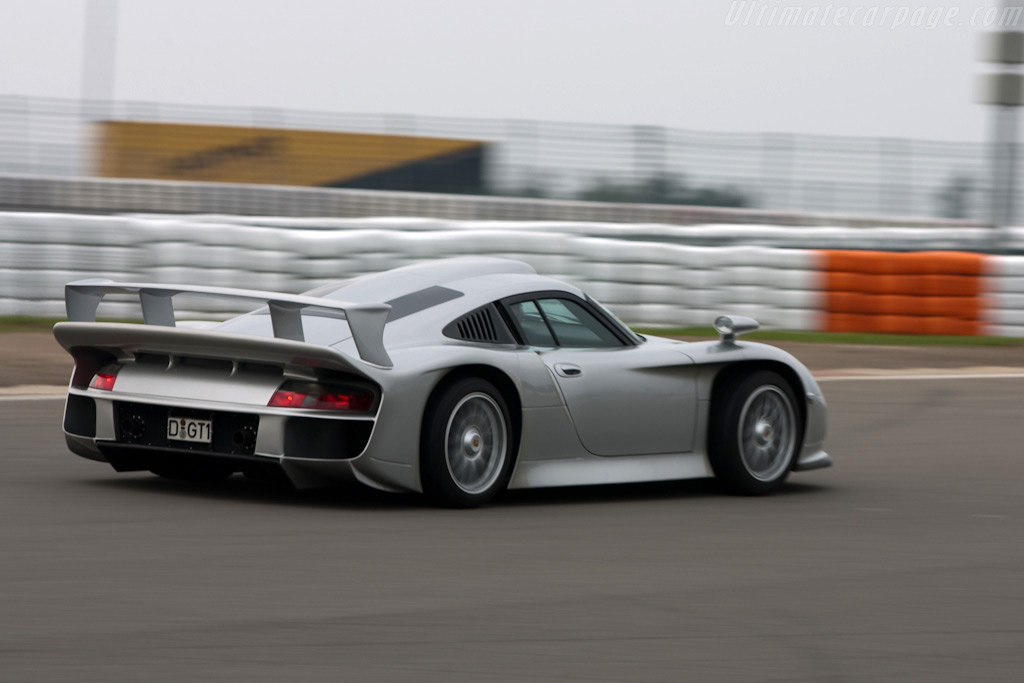 Porsche-996-GT1-EVO-Strassenversion_6.jpg