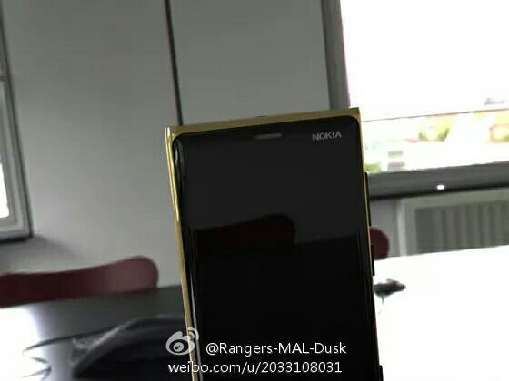 nokia-lumia-920-gold-03.jpg