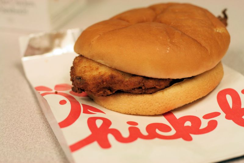 800px-ChickFilA-ChickenSandwich.jpg