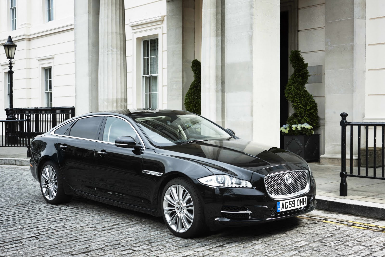 2011+Jaguar+XJ+Saloon+1.jpg