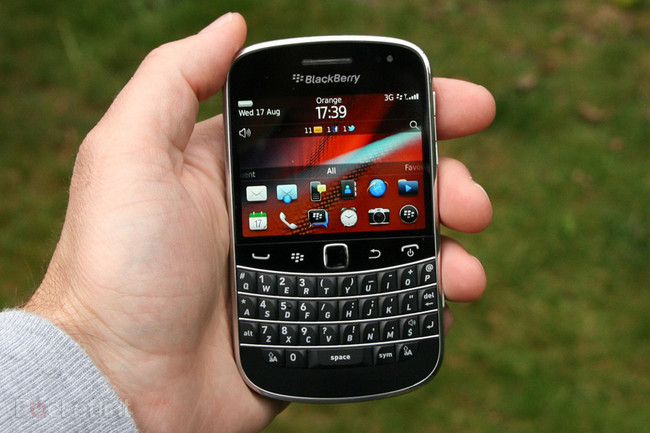 blackberry-bold-9900-phone-review-7.jpg