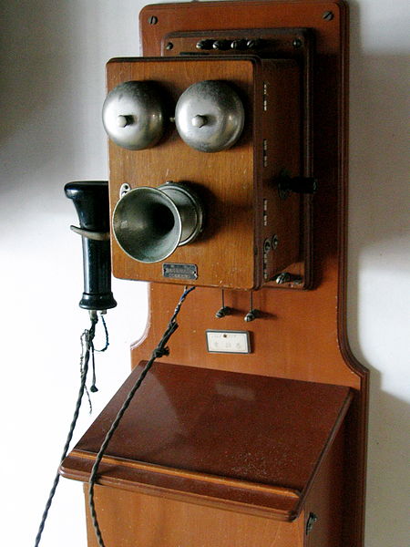 450px-Old_box_telephone.jpg