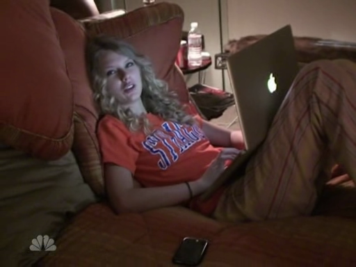 Taylor-Swift-in-bed-with-Apple-MacBook-Pro-laptop.png