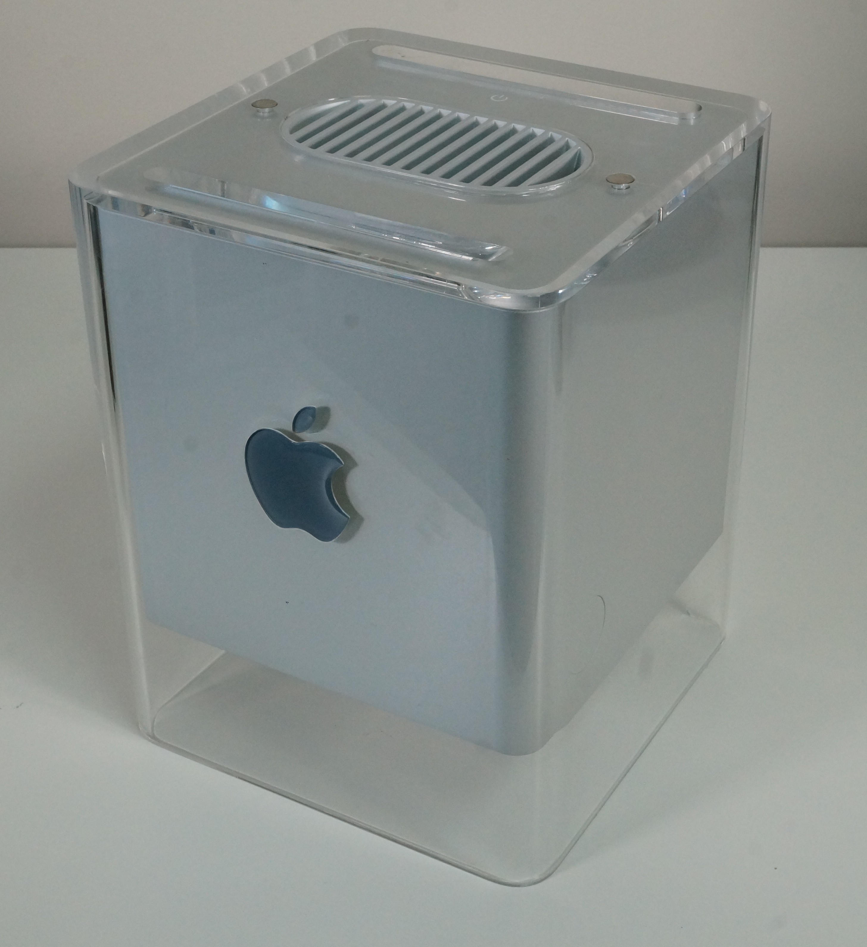 Apple_Power_Mac_G4_Cube_-_Product_Shot.jpg