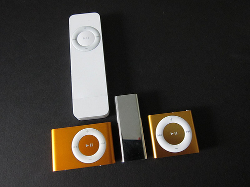103304-4gen_ipod_shuffle_unbox_3.jpg