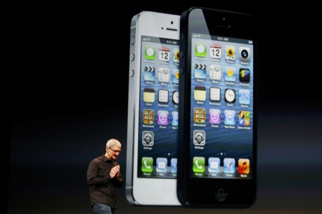 640_timcook-iphone5.jpg