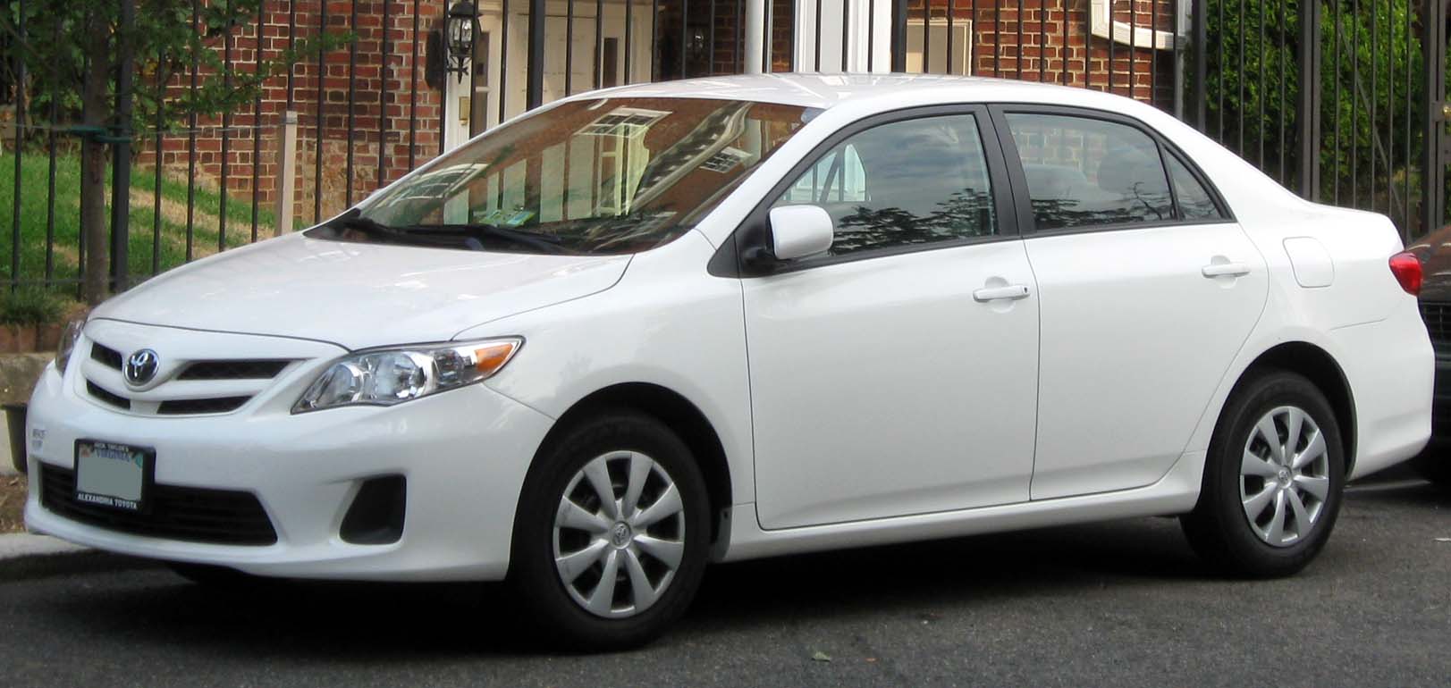 2011_Toyota_Corolla_LE_--_07-28-2011.jpg