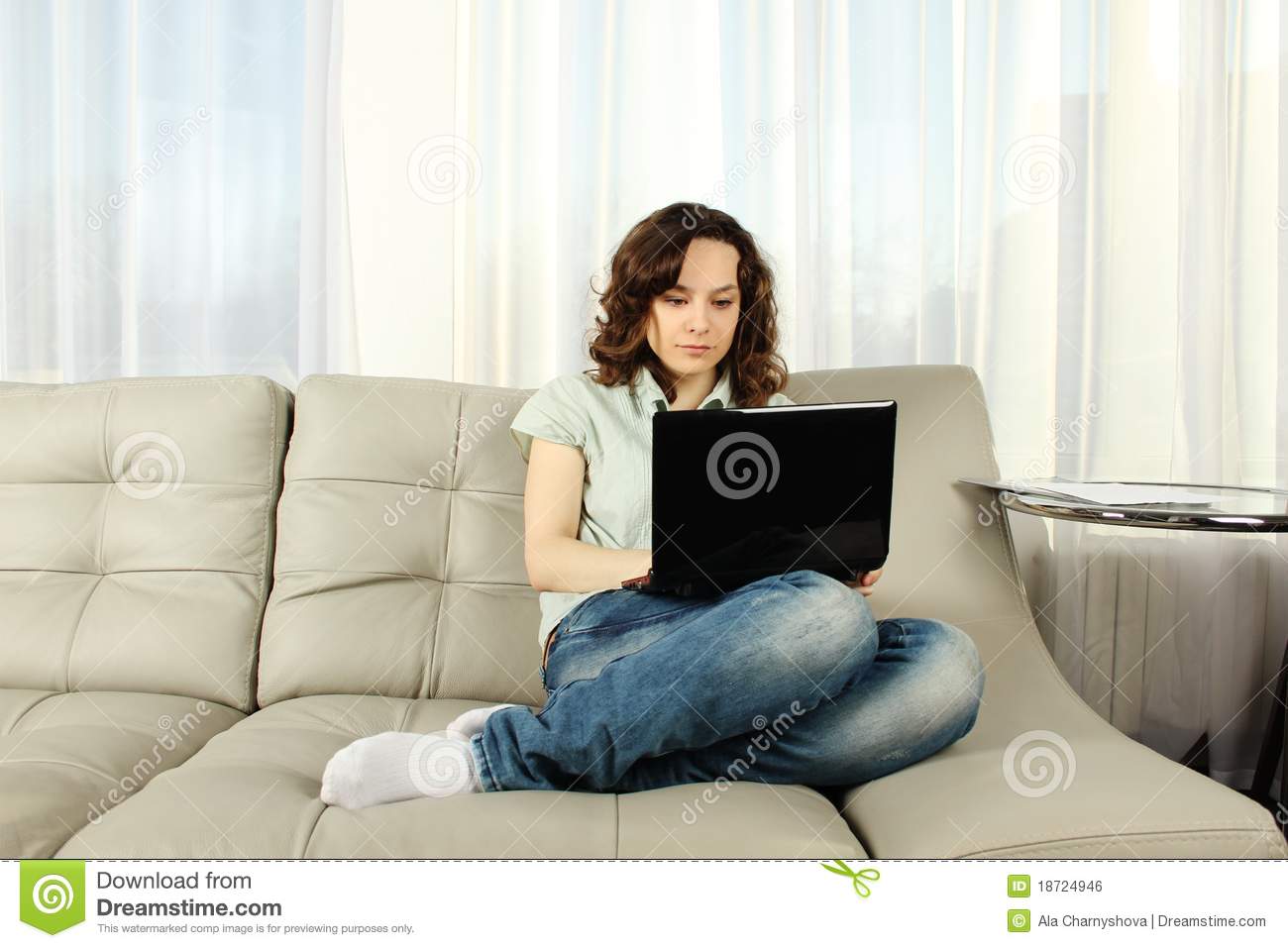 young-woman-couch-laptop-18724946.jpg